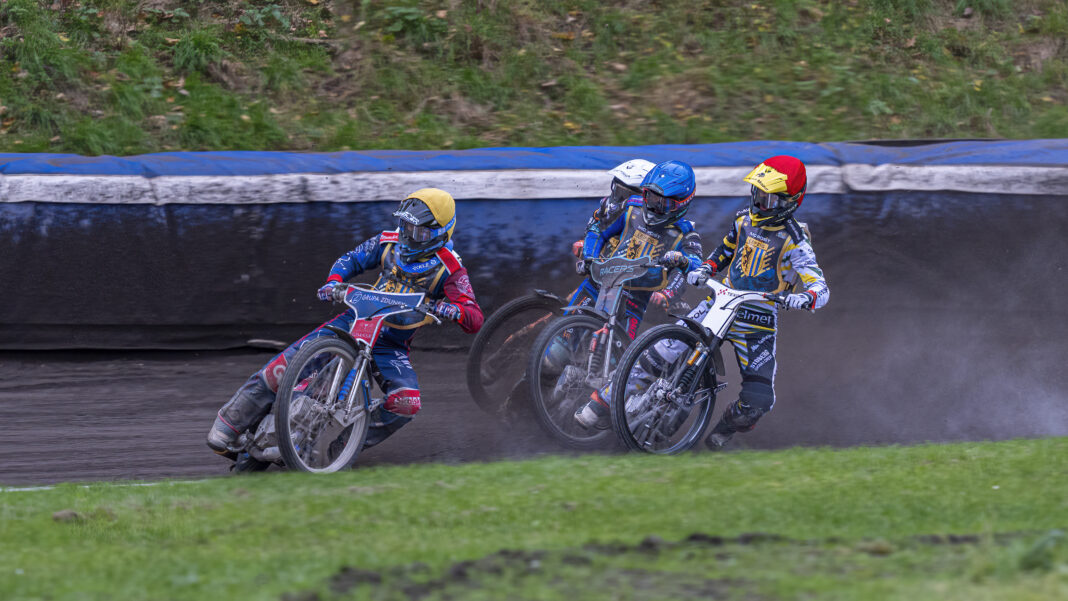 A9303469 Er hatte auch am Ende die Nase vorn: Eryk Kaminski (l.) sicherte sich den Sieg beim Jubiläumsrennen auf dem Motodrom am Cottaweg. Foto: Matthias Kissinger