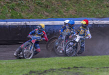 MC Post Leipzig lud zum Speedway-Spektakel zum 50. Jubiläum Er hatte auch am Ende die Nase vorn: Eryk Kaminski (l.) sicherte sich den Sieg beim Jubiläumsrennen auf dem Motodrom am Cottaweg. Foto: Matthias Kissinger