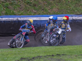 Er hatte auch am Ende die Nase vorn: Eryk Kaminski (l.) sicherte sich den Sieg beim Jubil&auml;umsrennen auf dem Motodrom am Cottaweg. Foto: Matthias Kissinger