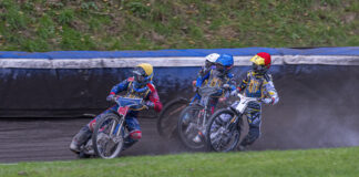 Er hatte auch am Ende die Nase vorn: Eryk Kaminski (l.) sicherte sich den Sieg beim Jubiläumsrennen auf dem Motodrom am Cottaweg. Foto: Matthias Kissinger