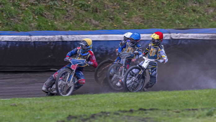 Er hatte auch am Ende die Nase vorn: Eryk Kaminski (l.) sicherte sich den Sieg beim Jubil&auml;umsrennen auf dem Motodrom am Cottaweg. Foto: Matthias Kissinger