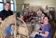 Landfrauen aus Beerendorf arbeiten an einer Erntekrone.