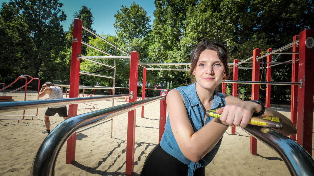 Leipziger Schriftstellerin Verena Keßler Verena Keßler auf Calisthenics-Gelände im Clara-Zetkin-Park in Leipzig