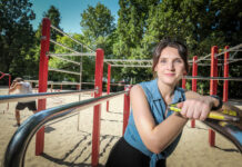 Verena Keßler auf Calisthenics-Gelände im Clara-Zetkin-Park in Leipzig