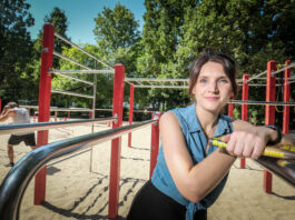 Verena Ke&szlig;ler auf Calisthenics-Gel&auml;nde im Clara-Zetkin-Park in Leipzig
