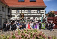 Ein Gruppenbild mit gekrönten Häuptern und vielen Gästen: Die "Ruszer Landkarmse" verknüpfte dank vieler Mitwirkender wieder erfolgreich die Traditionspflege mit einem unterhaltsamen Programm - sehr zur Freude der Kirmesbesucherinnen und -besucher. Foto: Gemeinde Rositz