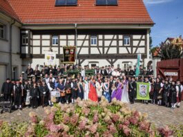 Ein Gruppenbild mit gekr&ouml;nten H&auml;uptern und vielen G&auml;sten: Die "Ruszer Landkarmse" verkn&uuml;pfte dank vieler Mitwirkender wieder erfolgreich die Traditionspflege mit einem unterhaltsamen Programm - sehr zur Freude der Kirmesbesucherinnen und -besucher. Foto: Gemeinde Rositz
