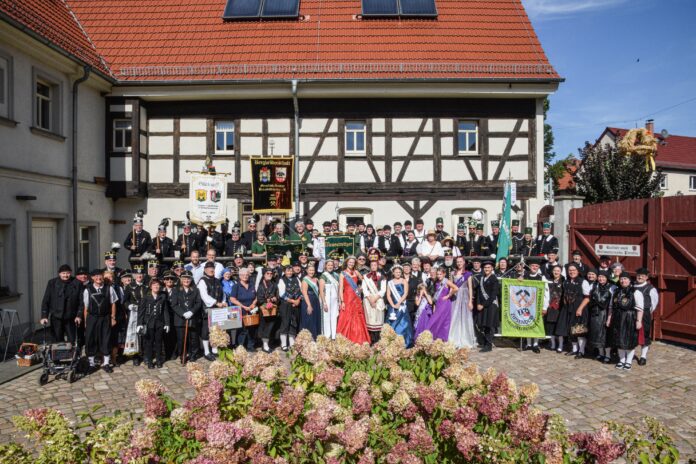Ein Gruppenbild mit gekr&ouml;nten H&auml;uptern und vielen G&auml;sten: Die 
