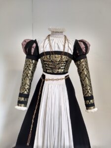 Das Damenkleid trugen damals die Frauen der Ratsherren in Leipzig. Foto: Nannette Hoffmann