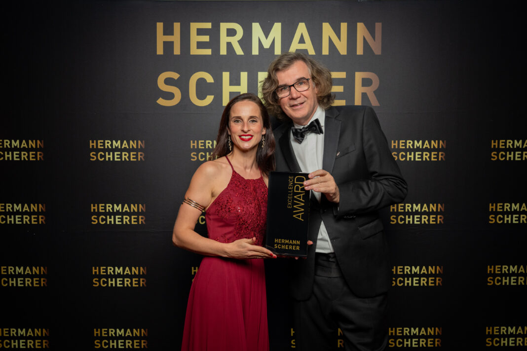 Foto_JustinBockey_250911_Slam_Stefanie_Jahn Hermann Scherer überreichte Stefanie Jahn die Auszeichnung beim Speaker-Wettstreit. Foto: Justin Bockey