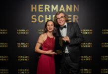 Hermann Scherer überreichte Stefanie Jahn die Auszeichnung beim Speaker-Wettstreit. Foto: Justin Bockey