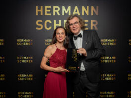 Hermann Scherer &uuml;berreichte Stefanie Jahn die Auszeichnung beim Speaker-Wettstreit. Foto: Justin Bockey