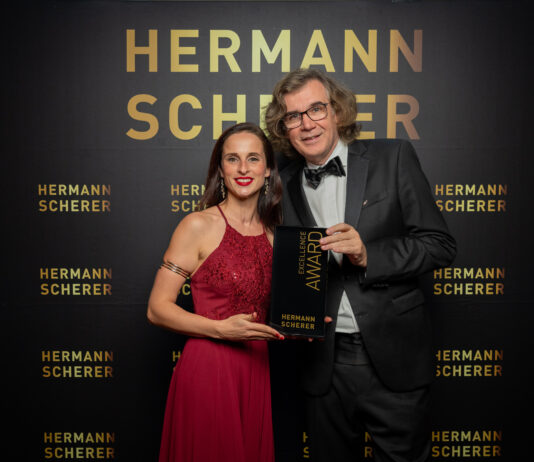 Hermann Scherer &uuml;berreichte Stefanie Jahn die Auszeichnung beim Speaker-Wettstreit. Foto: Justin Bockey