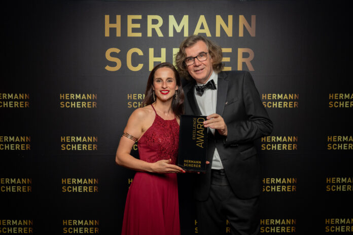 Hermann Scherer &uuml;berreichte Stefanie Jahn die Auszeichnung beim Speaker-Wettstreit. Foto: Justin Bockey