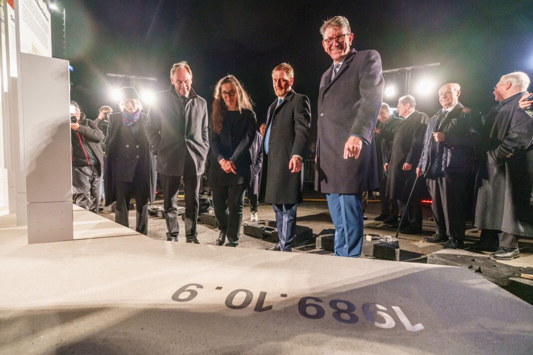 Grundsteinlegung_Freiheits_und_Einheitsdenkmal Zu den ersten Besuchern am Grundstein des Denkmals gehörten (von rechts): Kulturstaatsminister Wolfram Weimer, Ministerpräsident Michael Kretschmer, Ehrenbürgerin Gesine Oltmanns und Oberbürgermeister Burkhard Jung. Foto: Martin Jehnichen