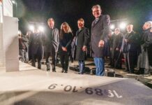 Startschuss für das Denkmalprojekt auf dem Leuschner-Platz Zu den ersten Besuchern am Grundstein des Denkmals gehörten (von rechts): Kulturstaatsminister Wolfram Weimer, Ministerpräsident Michael Kretschmer, Ehrenbürgerin Gesine Oltmanns und Oberbürgermeister Burkhard Jung. Foto: Martin Jehnichen