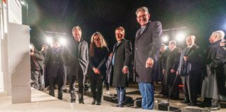 Zu den ersten Besuchern am Grundstein des Denkmals gehörten (von rechts): Kulturstaatsminister Wolfram Weimer, Ministerpräsident Michael Kretschmer, Ehrenbürgerin Gesine Oltmanns und Oberbürgermeister Burkhard Jung. Foto: Martin Jehnichen