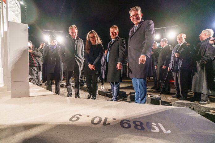 Zu den ersten Besuchern am Grundstein des Denkmals geh&ouml;rten (von rechts): Kulturstaatsminister Wolfram Weimer, Ministerpr&auml;sident Michael Kretschmer, Ehrenb&uuml;rgerin Gesine Oltmanns und Oberb&uuml;rgermeister Burkhard Jung. Foto: Martin Jehnichen