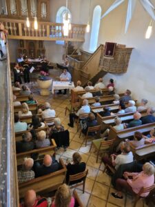 Die Adventslesung zur Vorweihnachtszeit mit Pfarrer Matthas Taatz ist eine liebgewonnen Tradition. Foto: Landfrauen Beerendorf
