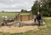Behlitzer Naturschutzjugend baut eigene Bienenburg Die Bienenburg ist fertig. Hubertus Schmuck präsentiert das neueste Projekt der Naturschutzjugend Behlitz. Foto: Nannette Hoffmann