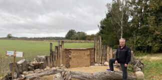 Die Bienenburg ist fertig. Hubertus Schmuck präsentiert das neueste Projekt der Naturschutzjugend Behlitz. Foto: Nannette Hoffmann