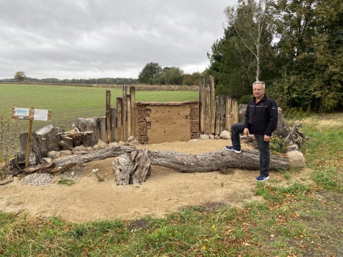 Die Bienenburg ist fertig. Hubertus Schmuck pr&auml;sentiert das neueste Projekt der Naturschutzjugend Behlitz. Foto: Nannette Hoffmann