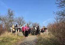 Wandergruppe auf dem Mottenhügel.