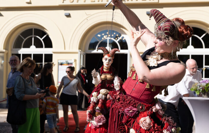 Zur Wiederer&ouml;ffnung des Puppentheaters Gera zeigte Puppenbauerin und Walking Act Beatrice Baumann ihr K&ouml;nnen. Foto: Ronny Ristok
