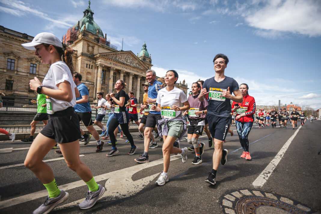 Quelle_Sportograf Am 19. April 2026 steht Leipzig wieder ganz im Zeichen vom Marathon-Lauf - dafür kann man sich schon anmelden. Foto: Sportograf
