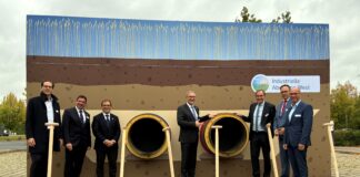 Wie die Fernwärmetrasse von Leuna nach Leipzig aussehen wird, zeigte eine Schauwand beim offiziellen Start der Arbeiten. Demnach liegen zwei stark gedämmte Rohre mit 70 Zentimeter Innendurchmesser jeweils mindestens 1,20 Meter unter der Erdoberfläche. Foto: Jens Rometsch