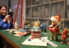 Ausstellung "Unser Sandmännchen in Leipzig" im Stadtgeschichtlichen Museum in Leipzig. Ulrike macht ein Foto vom Sandmännchen. Foto: André Kempner