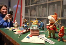 Ausstellung "Unser Sandmännchen in Leipzig" im Stadtgeschichtlichen Museum in Leipzig. Ulrike macht ein Foto vom Sandmännchen. Foto: André Kempner