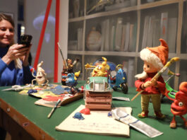 Ausstellung "Unser Sandm&auml;nnchen in Leipzig" im Stadtgeschichtlichen Museum in Leipzig. Ulrike macht ein Foto vom Sandm&auml;nnchen. Foto: Andr&eacute; Kempner
