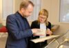 "Schimpf und Schande" heißt die neue Sonderausstellung im Stadtarchiv, die ab 30. September zu sehen ist - hier wird sie von Direktor Dr. Michael Rupert und Bestandsreferentin Marlen Schnurr in diesen Tagen aufgebaut. Foto: Stadtarchiv Leipzig