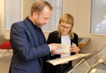 "Schimpf und Schande" heißt die neue Sonderausstellung im Stadtarchiv, die ab 30. September zu sehen ist - hier wird sie von Direktor Dr. Michael Rupert und Bestandsreferentin Marlen Schnurr in diesen Tagen aufgebaut. Foto: Stadtarchiv Leipzig