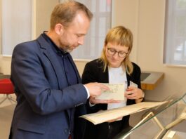 "Schimpf und Schande" hei&szlig;t die neue Sonderausstellung im Stadtarchiv, die ab 30. September zu sehen ist - hier wird sie von Direktor Dr. Michael Rupert und Bestandsreferentin Marlen Schnurr in diesen Tagen aufgebaut. Foto: Stadtarchiv Leipzig