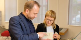 "Schimpf und Schande" hei&szlig;t die neue Sonderausstellung im Stadtarchiv, die ab 30. September zu sehen ist - hier wird sie von Direktor Dr. Michael Rupert und Bestandsreferentin Marlen Schnurr in diesen Tagen aufgebaut. Foto: Stadtarchiv Leipzig