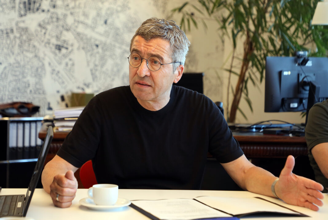 Portrt von Baubrgermeister Thomas Dienberg im neuen Rathaus in Leipzig Nötig sind diese Förderungen allemal, weiß Baubürgermeister Thomas Dienberg: „Ausreichend bezahlbaren Wohnraum gibt der freie Markt längst nicht mehr her.“ Foto: André Kempner
