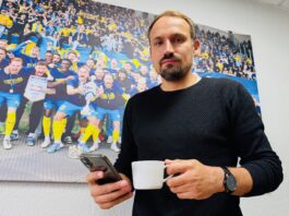 Viel Verantwortung und damit immer ein ganz sch&ouml;n volles Programm: Als Gesch&auml;ftsf&uuml;hrer Sport beim Regionalligisten 1. FC Lokomotive Leipzig ist Toni Wachsmuth ein gefragter Mann - auch am Wochenende. Foto: Lars Preu&szlig;er
