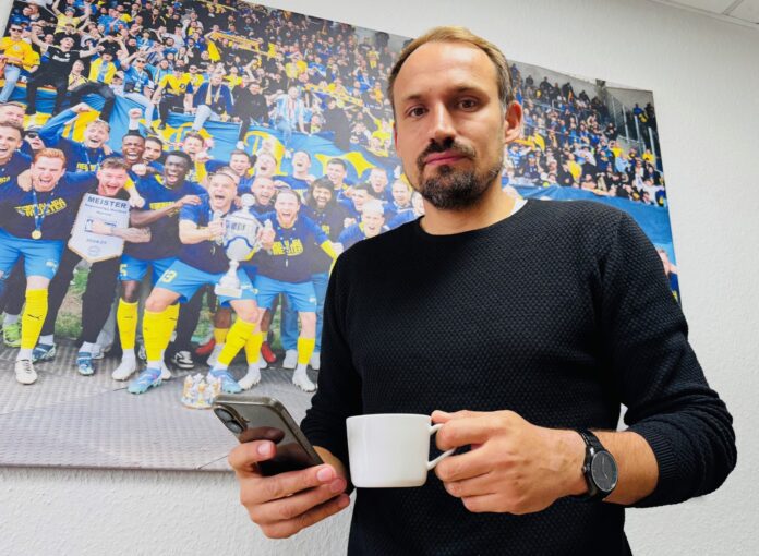 Viel Verantwortung und damit immer ein ganz sch&ouml;n volles Programm: Als Gesch&auml;ftsf&uuml;hrer Sport beim Regionalligisten 1. FC Lokomotive Leipzig ist Toni Wachsmuth ein gefragter Mann - auch am Wochenende. Foto: Lars Preu&szlig;er