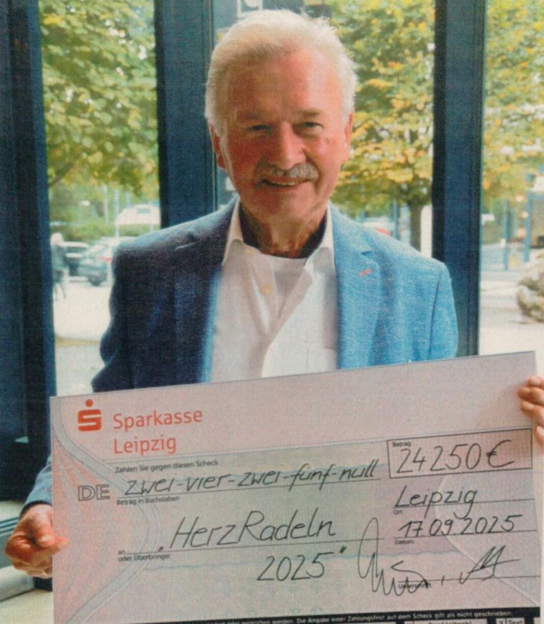 Wiesner Ein sichtlich gerührter Organisator mit einem stolzen Spendenscheck: Alfred Wiesner präsentiert das Ergebnis vom vierten