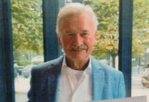 Ein sichtlich gerührter Organisator mit einem stolzen Spendenscheck: Alfred Wiesner präsentiert das Ergebnis vom vierten "HerzRadeln". Foto: Matthias Seidler