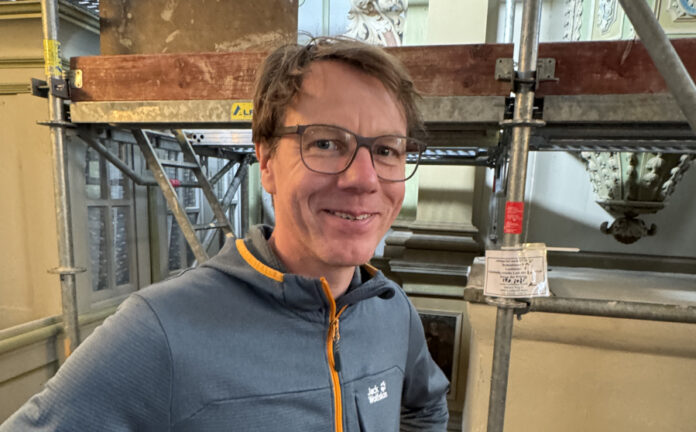 Diplom-Restaurator Oliver Tietze l&auml;dt schon seit einigen Jahren zur Internationalen Sommerschule in den Pfarrbereich Schenkenberg ein. Foto: Andreas Bechert