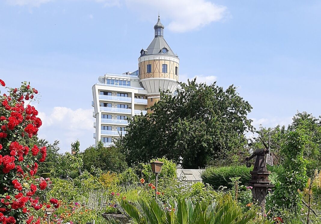 Kleingartenanlage in Delitzsch mit Wasserturm im Hintergrund