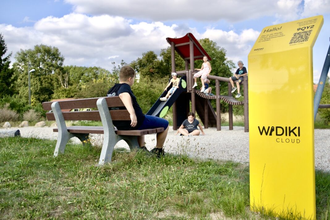 Über einen QR-Code können Schäden an einem Spielplatz direkt gemeldet werden. Foto: promo