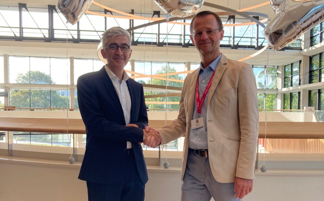 Übergabe des AGA-Komitee-Vorsitzes von Prof. Aurich (r.) an Prof. Izadpanah auf der Jahrestagung der AGA (Europa's größter Fachgesellschaft für Arthroskopie und Gelenkchirurgie). Foto; Klinikum Altenburger Land