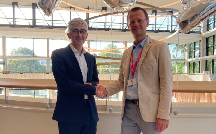 17-25_Prof._Aurich_ Übergabe des AGA-Komitee-Vorsitzes von Prof. Aurich (r.) an Prof. Izadpanah auf der Jahrestagung der AGA (Europa's größter Fachgesellschaft für Arthroskopie und Gelenkchirurgie). Foto; Klinikum Altenburger Land