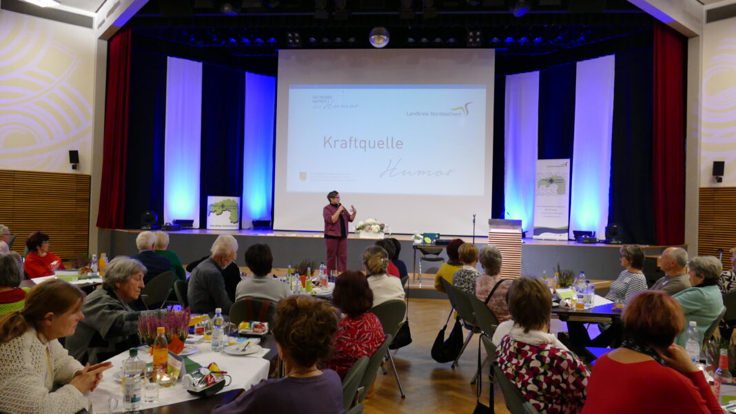 Eva Ullmann vom Deutschen Institut für Humor bei ihrem Vortrag. Foto: LRA