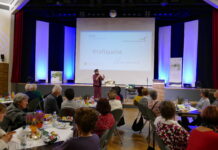 Eva Ullmann vom Deutschen Institut für Humor bei ihrem Vortrag. Foto: LRA