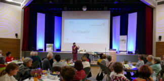 Eva Ullmann vom Deutschen Institut f&uuml;r Humor bei ihrem Vortrag. Foto: LRA